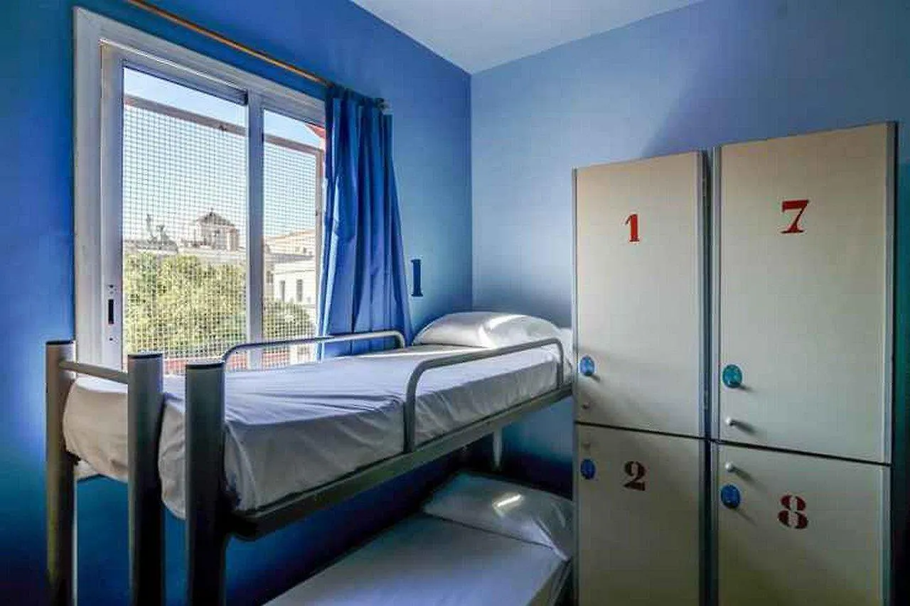 Sun & Moon Hostel Барселона Испания
