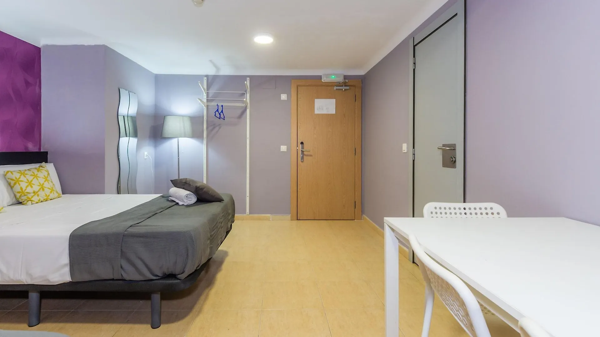 Sun & Moon Hostel Барселона Испания