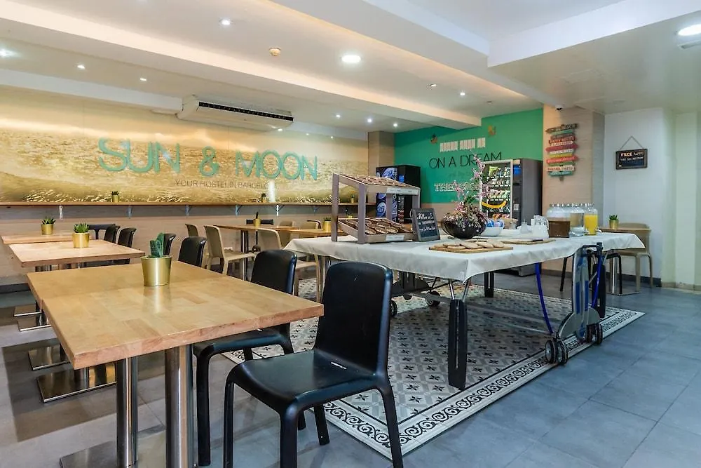 Sun & Moon Hostel Barselona İspanya