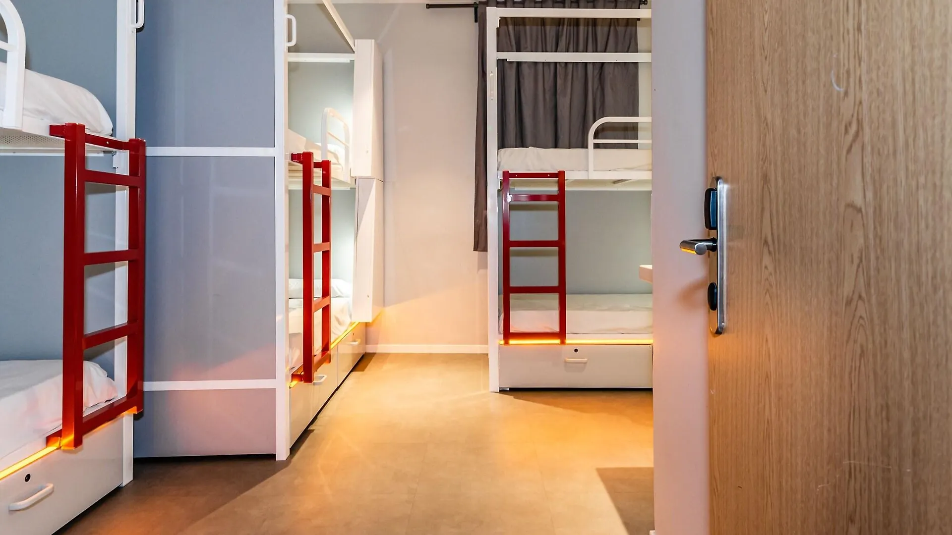 Sun & Moon Hostel Барселона Испания