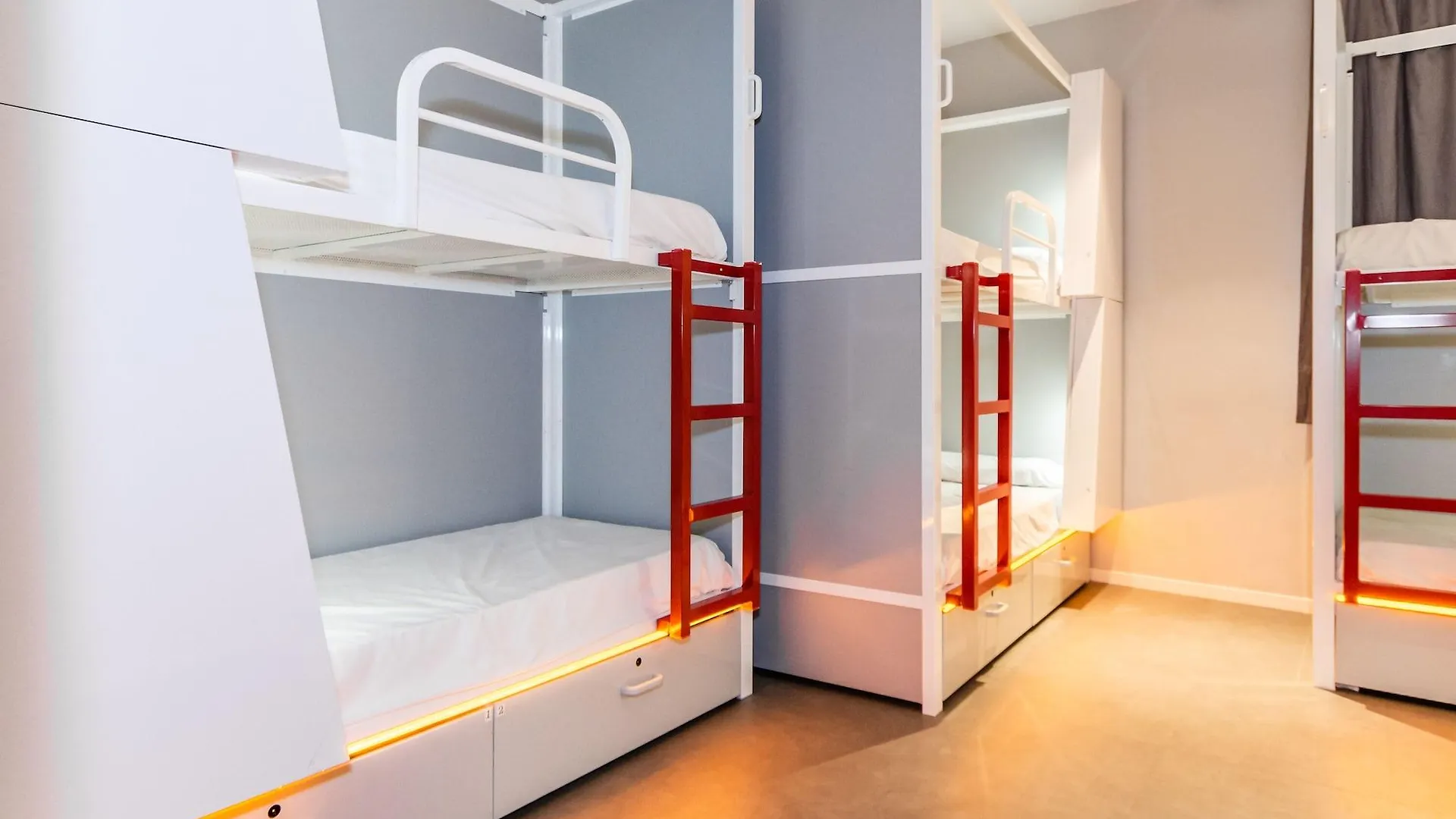 Sun & Moon Hostel Барселона 0*,  Испания