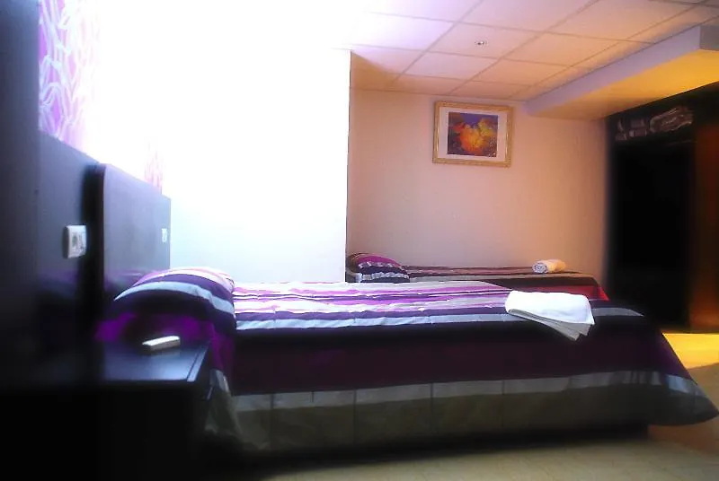 Sun & Moon Hostel Барселона