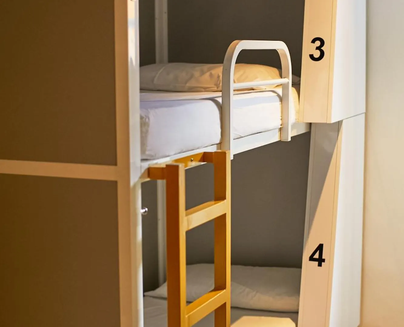 Sun & Moon Hostel Барселона Испания