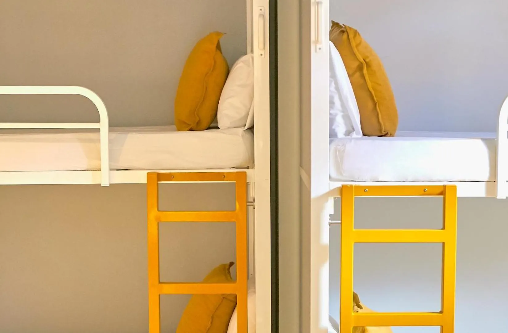 Sun & Moon Hostel Барселона