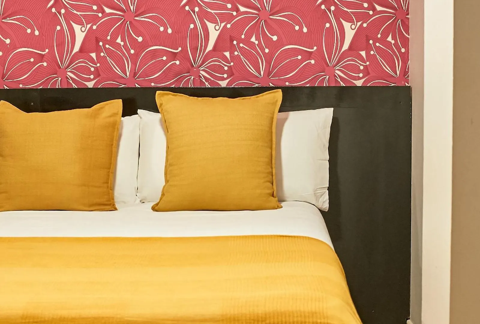 Sun & Moon Hostel Барселона
