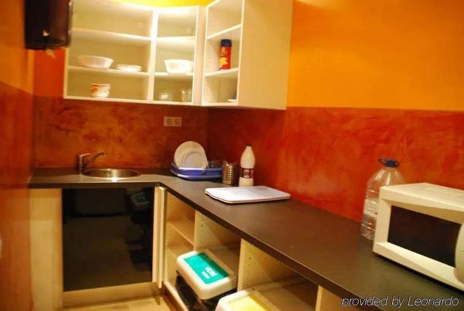 Sun & Moon Hostel Барселона
