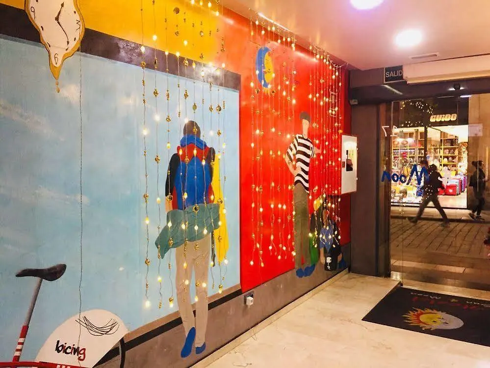 Sun & Moon Hostel Barcelona